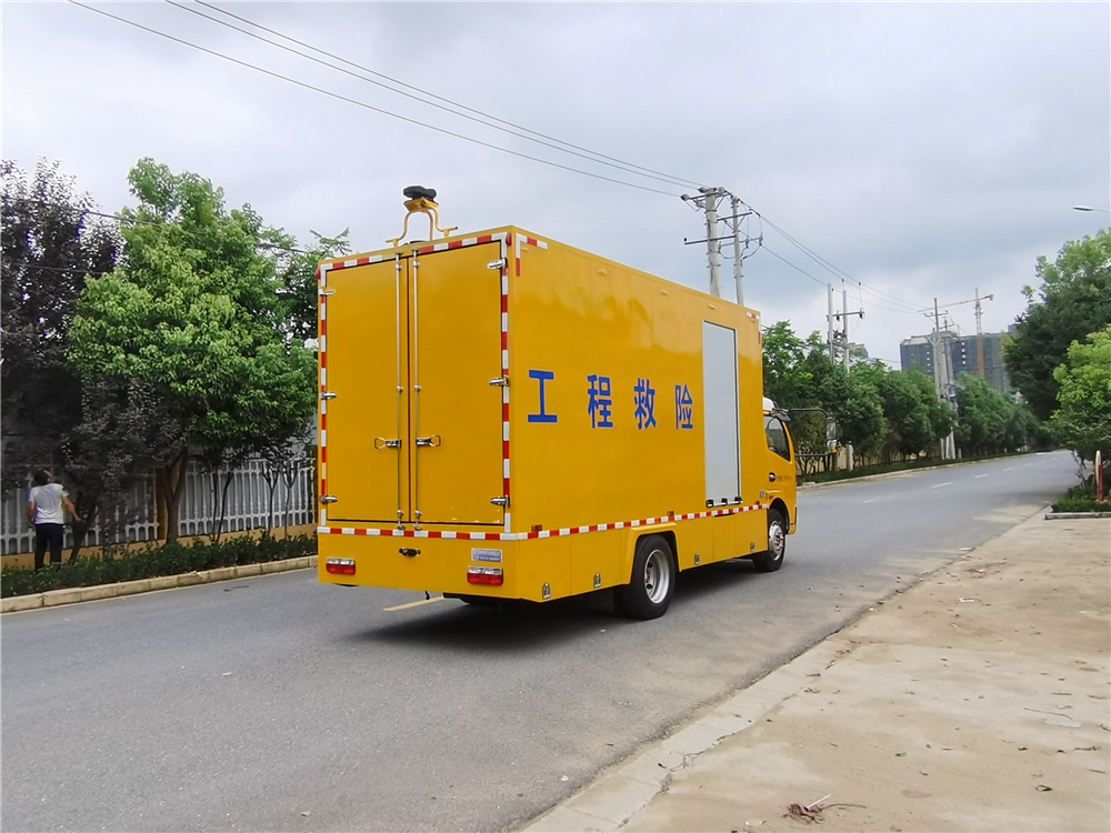 東風(fēng)大福瑞卡工程救險車圖片3